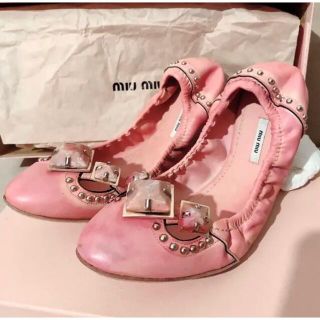 ミュウミュウ(miumiu)の【新品未使用品】miu miu ビジューフラットシューズ ピンク(バレエシューズ)