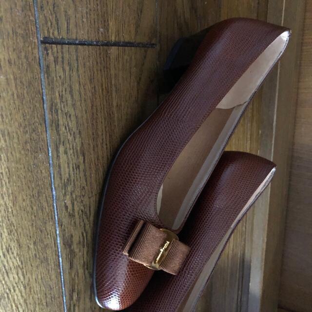 Salvatore Ferragamo(サルヴァトーレフェラガモ)のフェラガモ　婦人靴　裏も革　パンプス　ブラウン　未使用　イタリア製　6.1/2 レディースの靴/シューズ(ハイヒール/パンプス)の商品写真