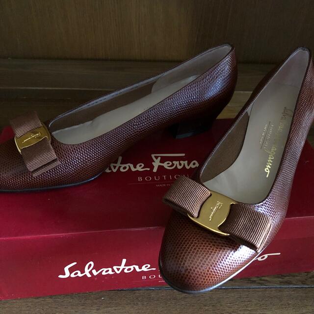 Salvatore Ferragamo(サルヴァトーレフェラガモ)のフェラガモ　婦人靴　裏も革　パンプス　ブラウン　未使用　イタリア製　6.1/2 レディースの靴/シューズ(ハイヒール/パンプス)の商品写真