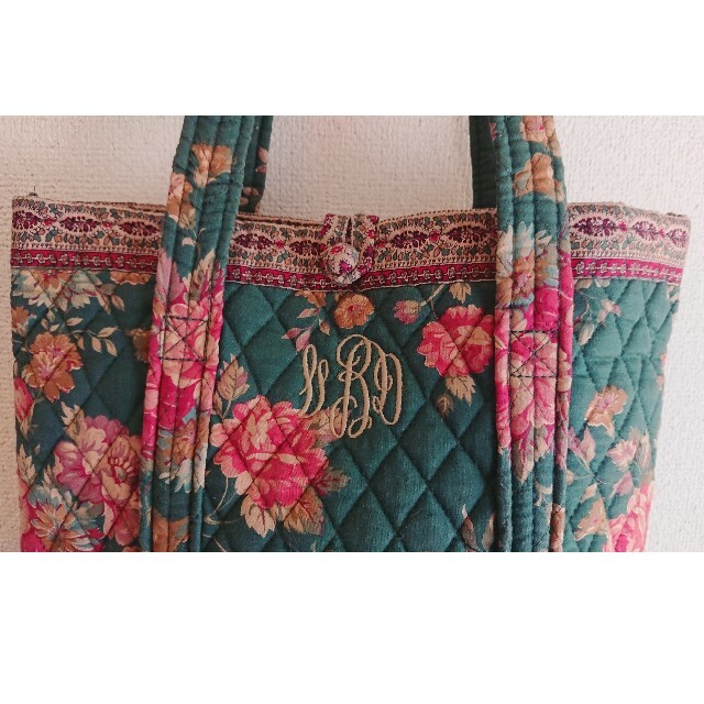 Vera Bradley(ヴェラブラッドリー)の美品・Vera Bradley ヴェラ ブラッドリー キルトバッグ フローラル レディースのバッグ(トートバッグ)の商品写真