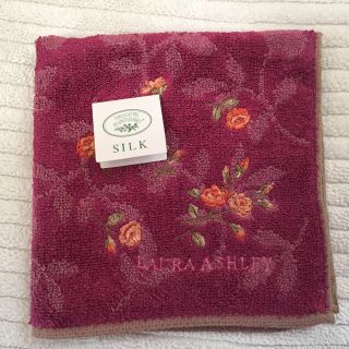 ローラアシュレイ(LAURA ASHLEY)のLaura ashley タオルハンカチ 新品✨タグ付き(ハンカチ)