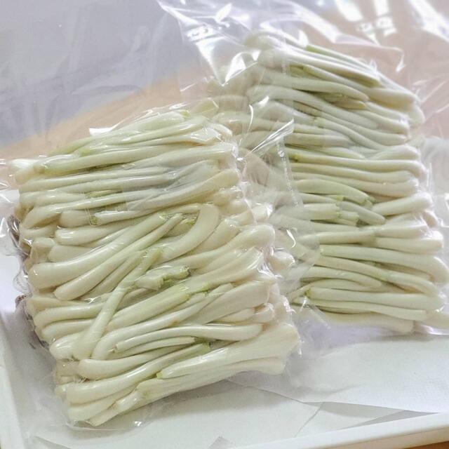 全て手作業　島らっきょう　300グラム 食品/飲料/酒の食品(野菜)の商品写真