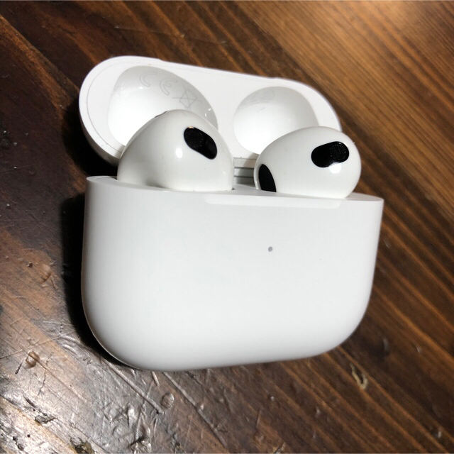 Apple(アップル)の【ykママ様 専用】Apple AirPods 第3世代 MME73J/A スマホ/家電/カメラのオーディオ機器(ヘッドフォン/イヤフォン)の商品写真