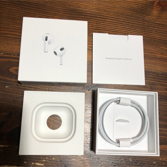 Apple(アップル)の【ykママ様 専用】Apple AirPods 第3世代 MME73J/A スマホ/家電/カメラのオーディオ機器(ヘッドフォン/イヤフォン)の商品写真