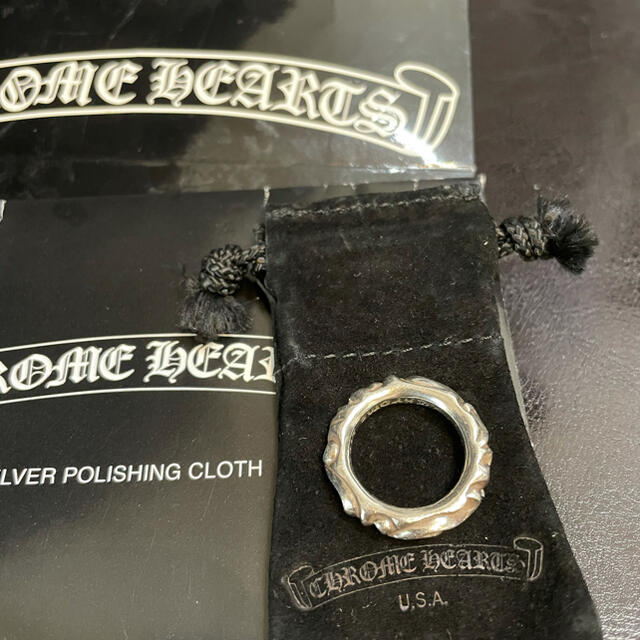 Chrome Hearts(クロムハーツ)のクロムハーツ　スクロールバンドリング メンズのアクセサリー(リング(指輪))の商品写真