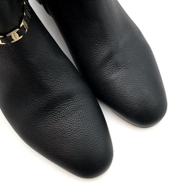 Salvatore Ferragamo(サルヴァトーレフェラガモ)の美品 サルヴァトーレフェラガモ ショートブーツ ヴァラ 03-22020809 レディースの靴/シューズ(ブーツ)の商品写真