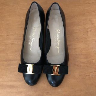 サルヴァトーレフェラガモ(Salvatore Ferragamo)のフェラガモ　ヴァラ　シューズ　ブラック　美品(ハイヒール/パンプス)