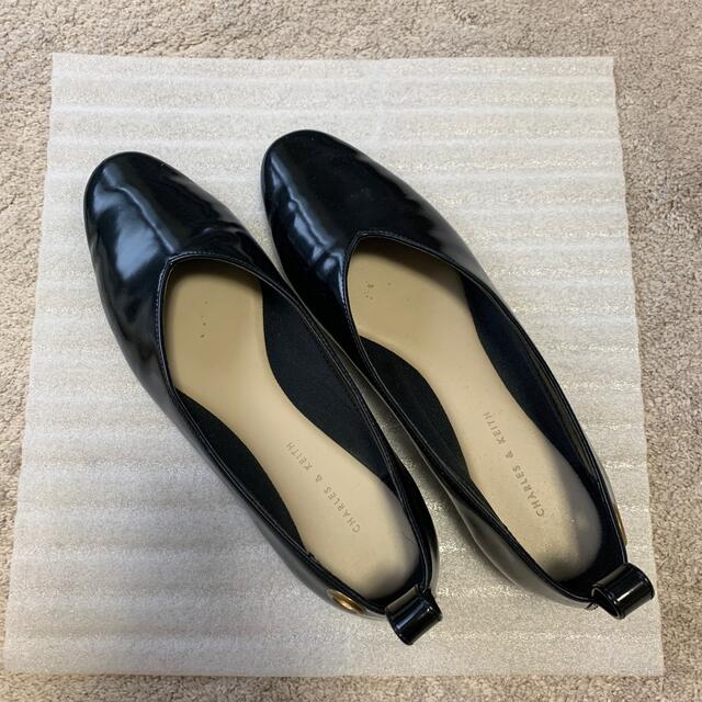 Charles and Keith(チャールズアンドキース)のローヒールパンプス23.5cm レディースの靴/シューズ(ハイヒール/パンプス)の商品写真