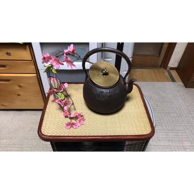 鉄瓶　骨董　銘刻印　葉紋　古美術　花瓶　置物 エンタメ/ホビーの美術品/アンティーク(金属工芸)の商品写真