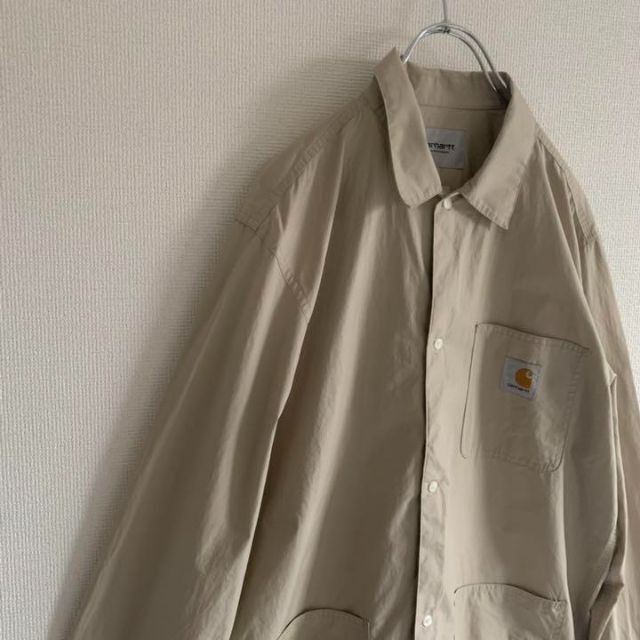 carhartt(カーハート)の【美品】　カーハート　ワンポイントロゴ　シャツ　コットン　ベージュ メンズのトップス(シャツ)の商品写真