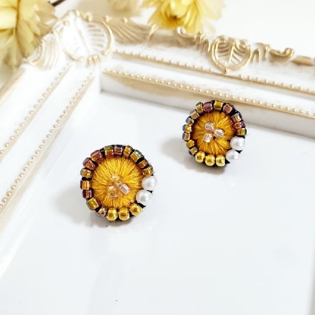 専用】ビーズ刺繍ピアス* キイロまるピアスにビーズとパール 淡水パールヴィンテージビーズのビーズ刺繍イヤリング リボン