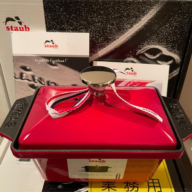 STAUB(ストウブ)の週末値下げ　staub新品未使用希少大人気ハーフテリーヌ黒耳チェリー匿名配送 インテリア/住まい/日用品のキッチン/食器(調理道具/製菓道具)の商品写真