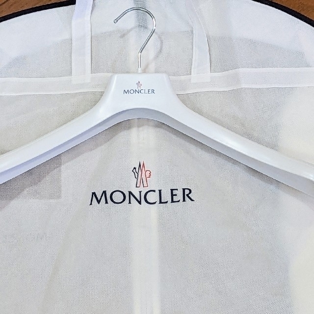 MONCLER(モンクレール)のMONCLER✨ガーメントケース✨2セット✨ハンガー1本✨美品 インテリア/住まい/日用品の収納家具(押し入れ収納/ハンガー)の商品写真