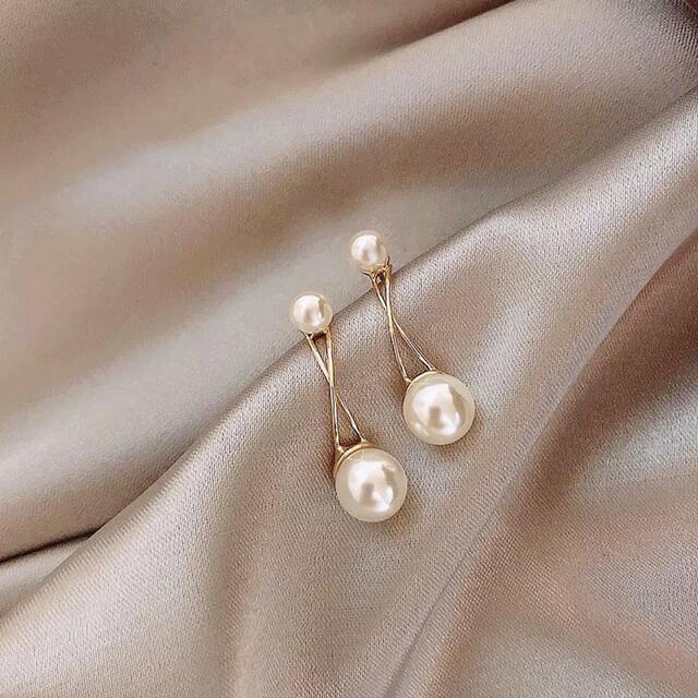 AHKAH(アーカー)のcross line pearl pierce 18k & s925 post レディースのアクセサリー(ピアス)の商品写真