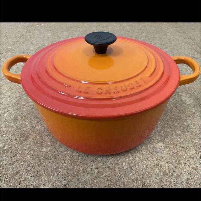 LE CREUSET(ルクルーゼ)の完売御礼！LE CREUSET シグネチャー ココットロンド  オレンジ 22 インテリア/住まい/日用品のキッチン/食器(鍋/フライパン)の商品写真