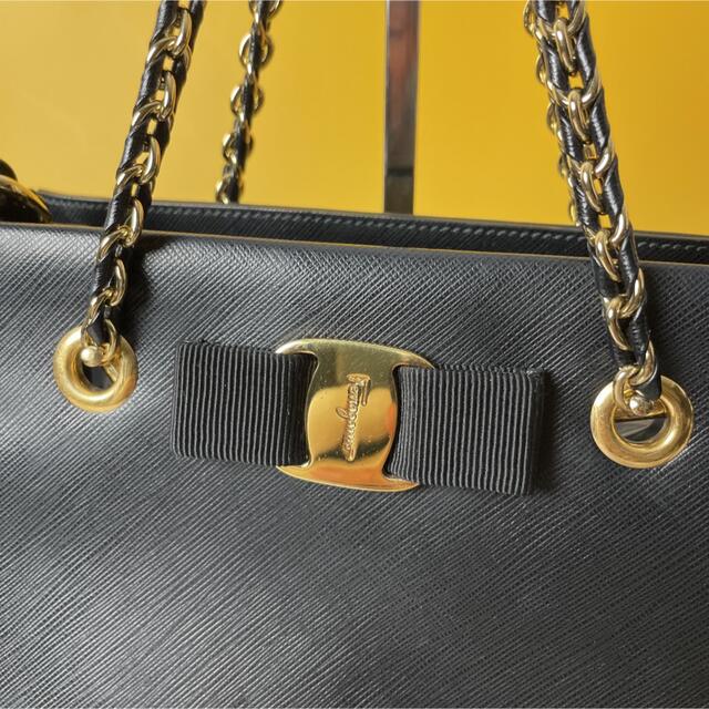 Salvatore Ferragamo(サルヴァトーレフェラガモ)のフェラガモ 美品 黒 レザー ヴァラ チェーンバッグ クロスボディ レディースのバッグ(ショルダーバッグ)の商品写真