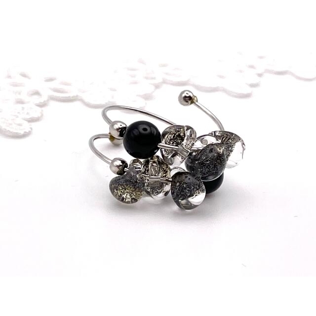 天然石とティアドロップビーズの指輪オニキス　黒　ブラック　フリーサイズ  リング ハンドメイドのアクセサリー(リング)の商品写真