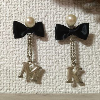 ミルク(MILK)のmilk 可愛いリボン付 イニシャルピアス 箱付き(ピアス)