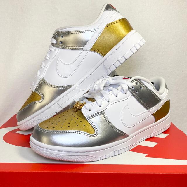 NIKE(ナイキ)のNIKE DUNK LOW ナイキ ダンク ロー ホワイト/ゴールド/シルバー メンズの靴/シューズ(スニーカー)の商品写真