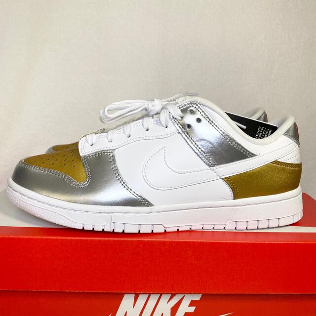 NIKE(ナイキ)のNIKE DUNK LOW ナイキ ダンク ロー ホワイト/ゴールド/シルバー メンズの靴/シューズ(スニーカー)の商品写真