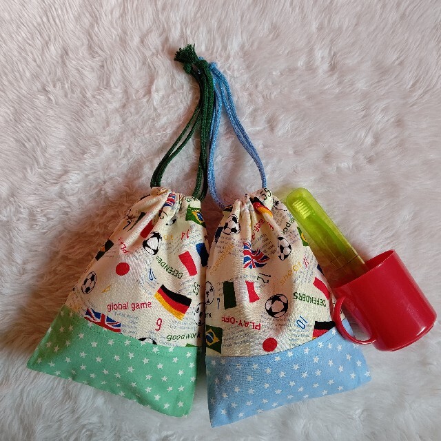 きんちゃく袋  2枚セット（サッカー柄×☆) ハンドメイドのキッズ/ベビー(バッグ/レッスンバッグ)の商品写真