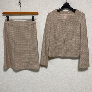 ナチュラルビューティーベーシック(NATURAL BEAUTY BASIC)のナチュラルビューティー ノーカラー スーツ 上M下S W62 ベージュ DMW(スーツ)