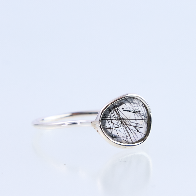 《ブラックルチルクォーツ》ファセットカット ベゼル リング 指輪 レディースのアクセサリー(リング(指輪))の商品写真