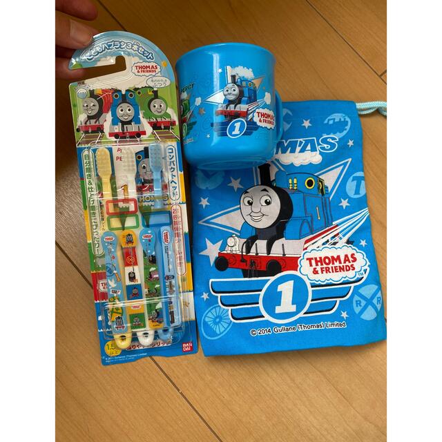 トーマス　歯ブラシ　コップ　巾着　入園セット キッズ/ベビー/マタニティのこども用バッグ(ランチボックス巾着)の商品写真