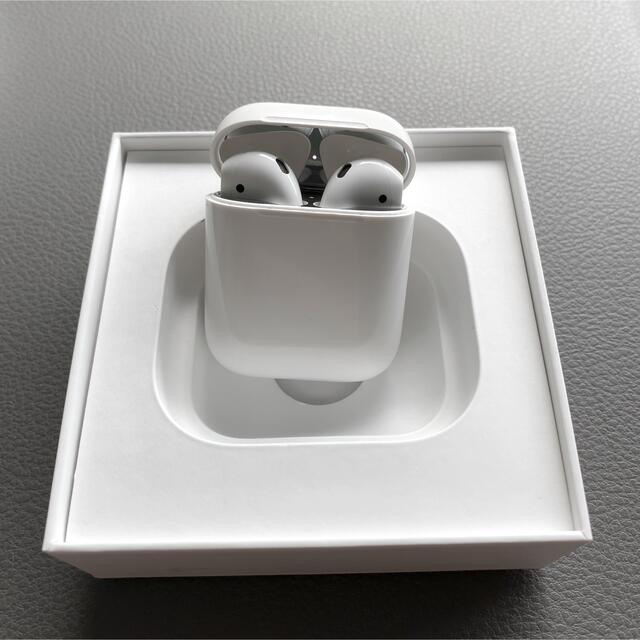 Apple(アップル)のAirPods 第２世代　箱付き　りさ様専用 スマホ/家電/カメラのオーディオ機器(ヘッドフォン/イヤフォン)の商品写真