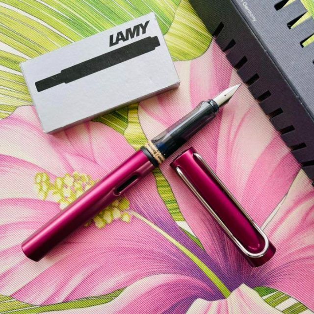 LAMY(ラミー)のLAMY 万年筆 アルスター パープル T10 ブラック カートリッジインク インテリア/住まい/日用品の文房具(ペン/マーカー)の商品写真