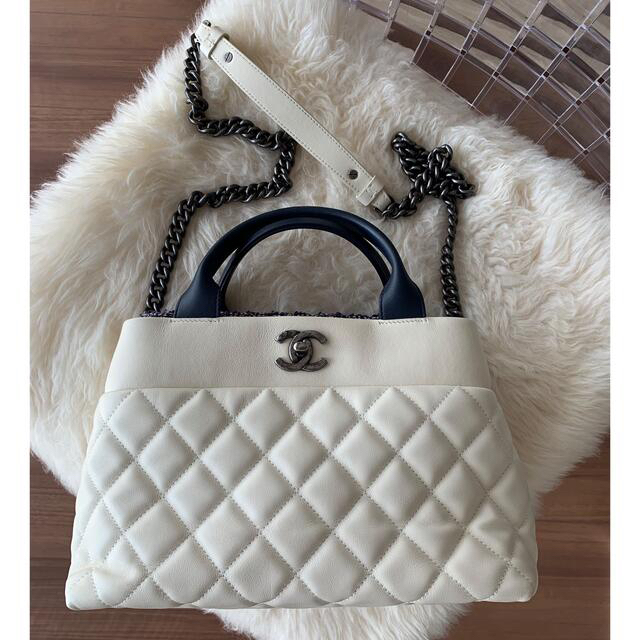 CHANEL(シャネル)のCHANEL 2WAYバッグ　ホワイト レディースのバッグ(ショルダーバッグ)の商品写真