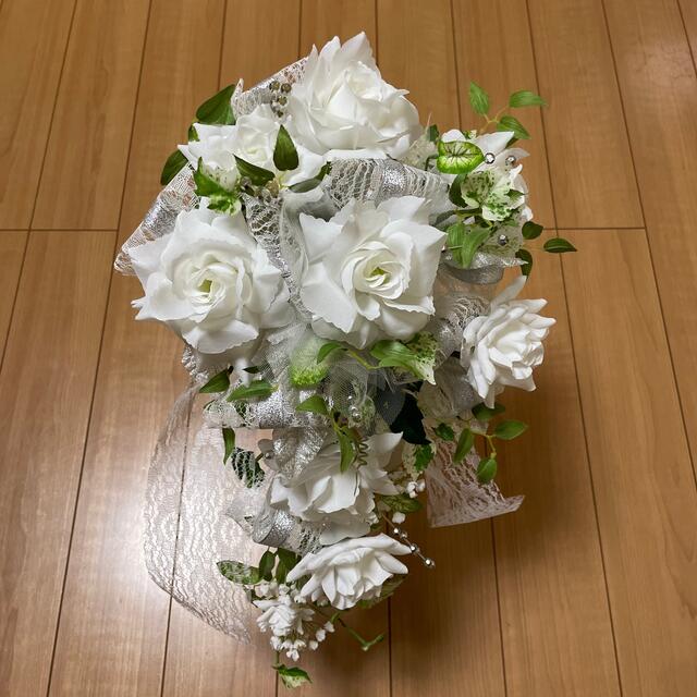 ブーケ&ブーケトニア。白と赤のセット。造花 ブーケ&ブーケトニア。白と赤のセット。造花