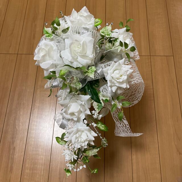 ブーケ&ブーケトニア。白と赤のセット。造花 ブーケ&ブーケトニア。白と赤のセット。造花
