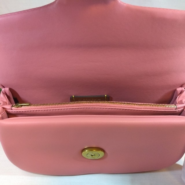 COACH(コーチ)の【即日発送出来ます】コーチ　ピロータビーショルダーバッグ26 ピンク レディースのバッグ(ショルダーバッグ)の商品写真
