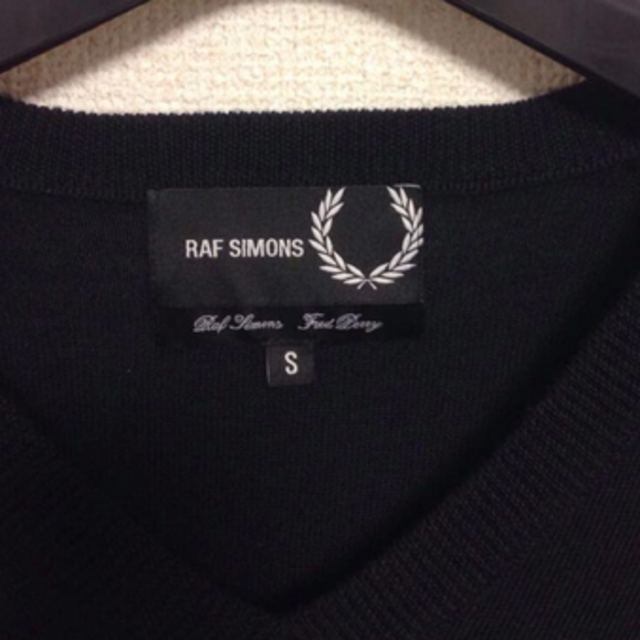 【即日配送・送料無料】 RAF SIMONS × FRED PERRY Vネックサイズ