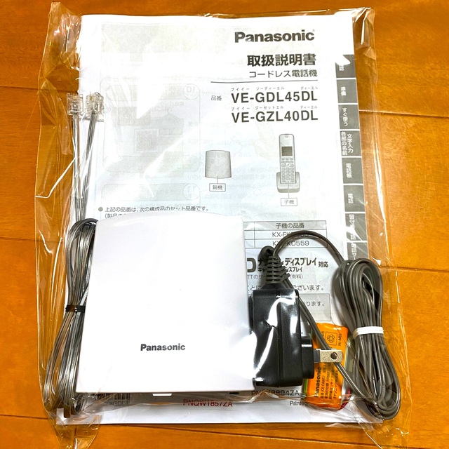 Panasonic(パナソニック)の【新品未使用】パナソニック コードレス電話機 VE-GZL40DL-W 白 インテリア/住まい/日用品の収納家具(電話台/ファックス台)の商品写真