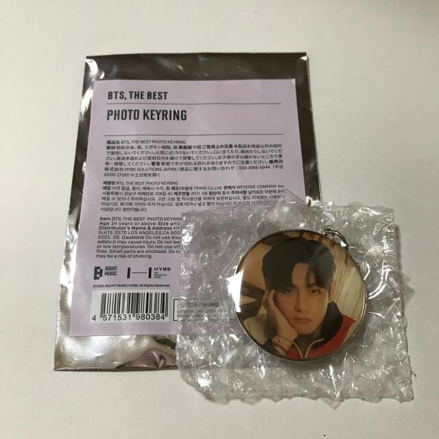 防弾少年団(BTS)(ボウダンショウネンダン)のPHOTO KEYRING（オレンジ）ＶBTS フォトキーリング  エンタメ/ホビーのタレントグッズ(アイドルグッズ)の商品写真