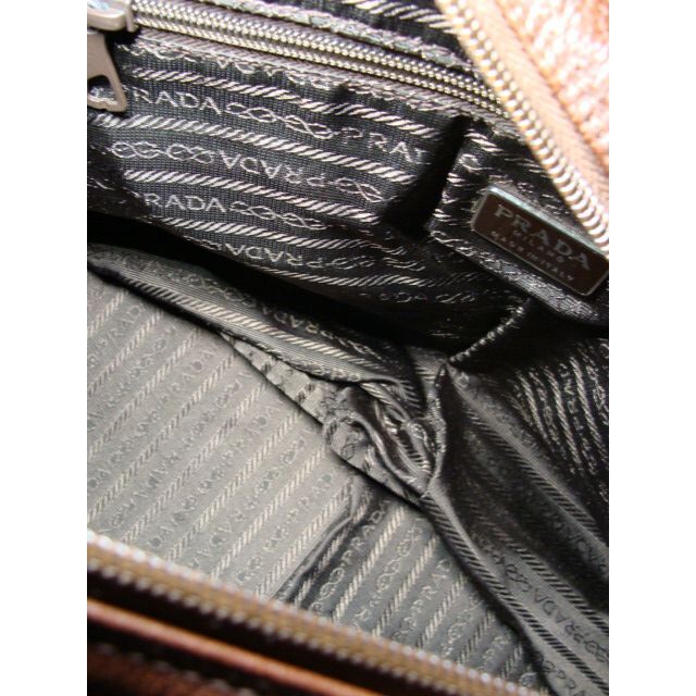 PRADA(プラダ)のPRADAプラダオールレザー皮革大きめ三角ロゴプレートショルダーバッグ鞄大容量 メンズのバッグ(メッセンジャーバッグ)の商品写真