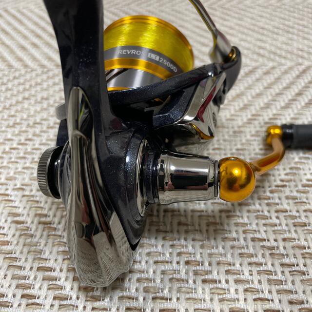 DAIWA(ダイワ)のDaiwa レブロスLT2500D スポーツ/アウトドアのフィッシング(リール)の商品写真