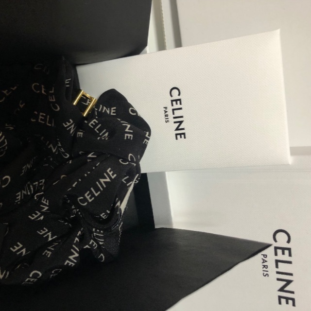 celine(セリーヌ)の国内完売 CELINE ブレスレット シュシュ 新作 ロゴ入り レディースのヘアアクセサリー(ヘアゴム/シュシュ)の商品写真