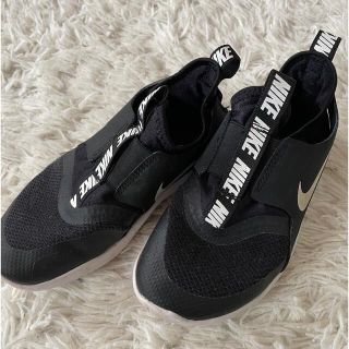 ナイキ(NIKE)のナイキNIKEスニーカージュニアフレックスランナー黒紐なし19cm(スニーカー)