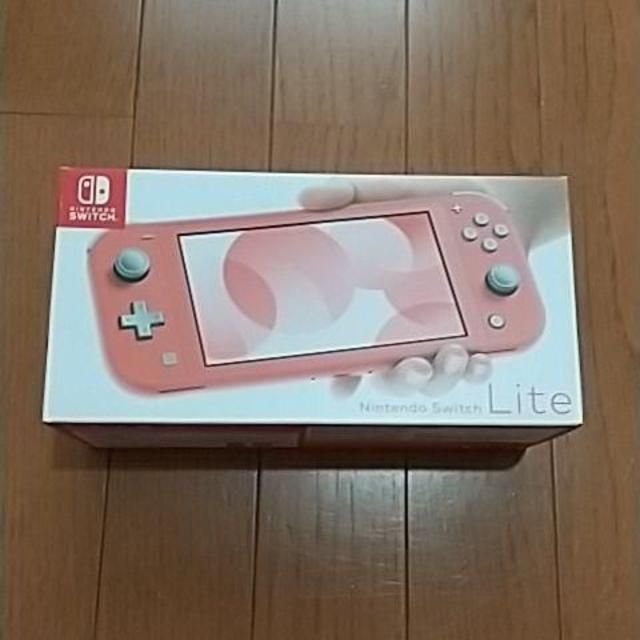 Nintendo Switch(ニンテンドースイッチ)のNintendo Switch Lite コーラル エンタメ/ホビーのゲームソフト/ゲーム機本体(家庭用ゲーム機本体)の商品写真