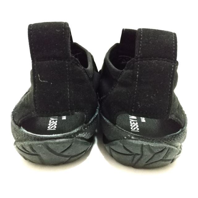 ISSEY MIYAKE(イッセイミヤケ)のイッセイミヤケ スリッポン 41 メンズ - 黒 メンズの靴/シューズ(スリッポン/モカシン)の商品写真