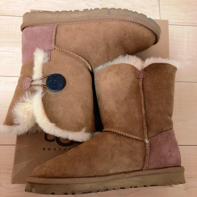 UGG(アグ)の【週末限定お値下げ】UGG アグ ムートンブーツ　ベイリーボタン　23cm レディースの靴/シューズ(ブーツ)の商品写真