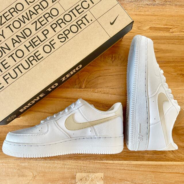 NIKE(ナイキ)の25.0㎝ NIKE エアフォース1 07 NN ホワイト ベージュ レディースの靴/シューズ(スニーカー)の商品写真