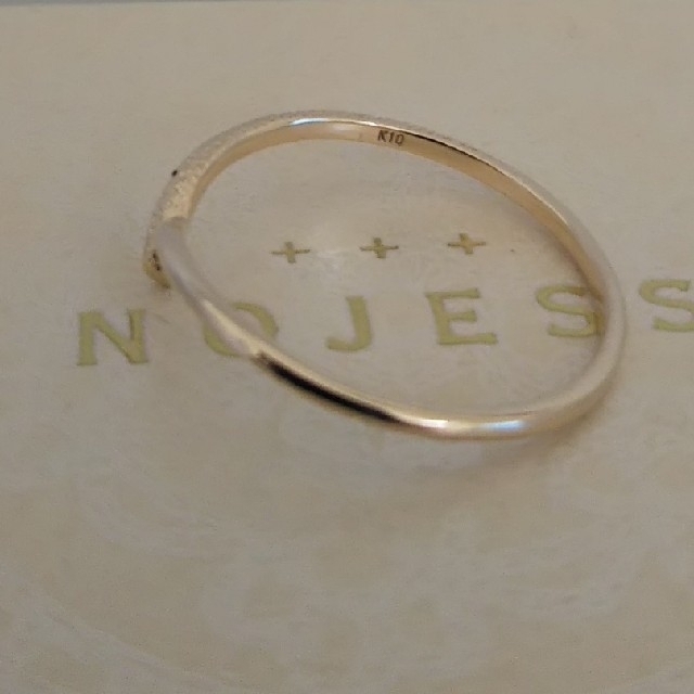 NOJESS(ノジェス)のノジェス K10 リング 13号 テクスチャー Vライン レイヤード 美品 レディースのアクセサリー(リング(指輪))の商品写真