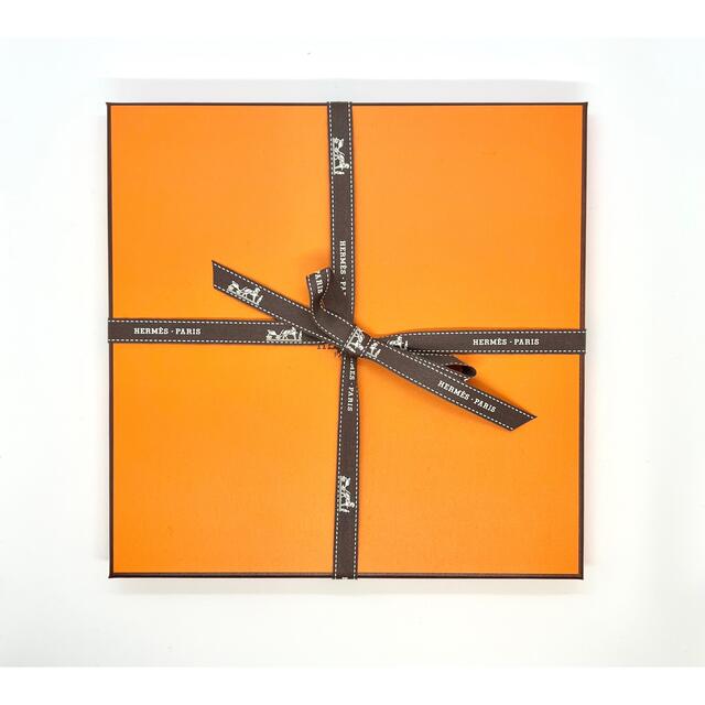 Hermes - 新品 2022最新作 エルメス HERMES カレ スカーフ 90 羽根と羽