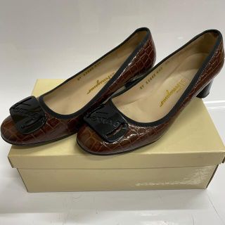 サルヴァトーレフェラガモ(Salvatore Ferragamo)のサルバトーレフェラガモ　パンプスクロコダイル　ブラック×ダークブラウン　r068(ハイヒール/パンプス)