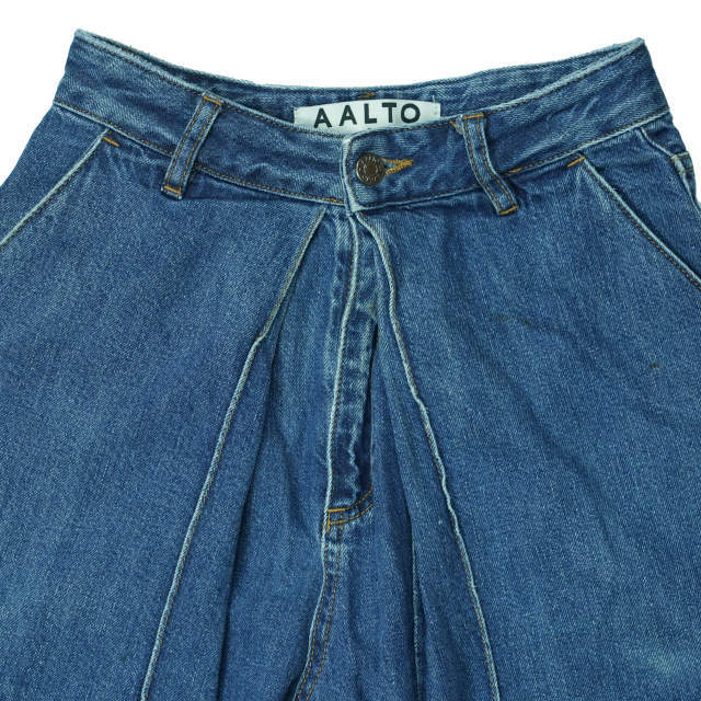 AALTO(アールト)のAALTO アールト WIDE DENIM TROUSER WITH FRONT PLEATS フロントプリーツ ワイドデニムパンツ 32 インディゴ カットオフ ボトムス【中古】【AALTO】 レディースのパンツ(デニム/ジーンズ)の商品写真