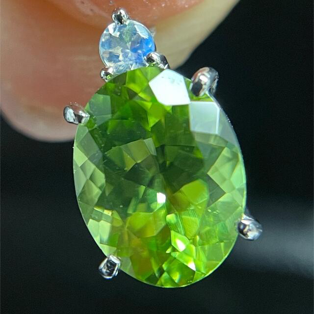 専用です。新品未使用！K18WGペリドットペンダントネックレス1.89ct